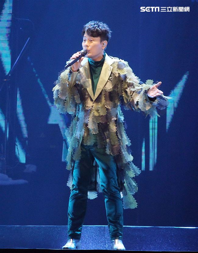情歌王子張信哲以「未來式」巡迴演唱會，（6）日2度攻進台北小巨蛋，人氣依然強強滾。（記者邱榮吉/攝影）
