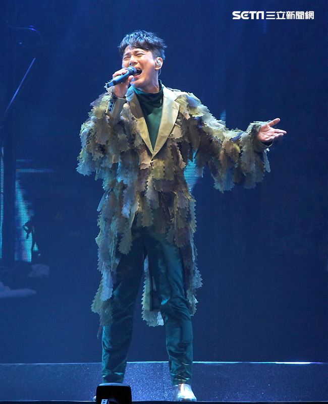 情歌王子張信哲以「未來式」巡迴演唱會，（6）日2度攻進台北小巨蛋，人氣依然強強滾。（記者邱榮吉/攝影）