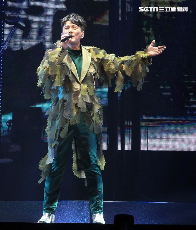 情歌王子張信哲以「未來式」巡迴演唱會，（6）日2度攻進台北小巨蛋，人氣依然強強滾。（記者邱榮吉/攝影）