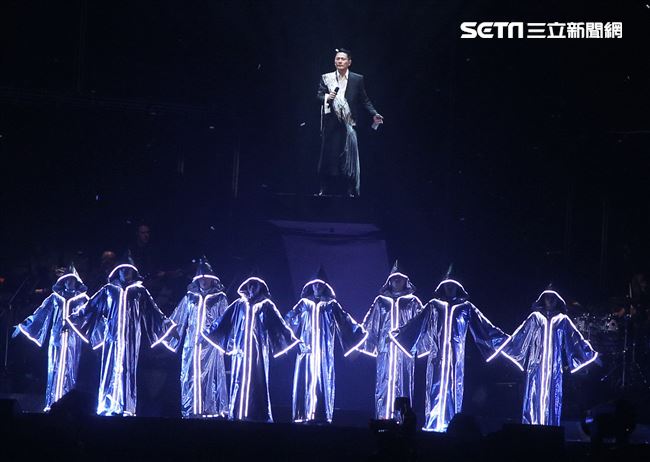 情歌王子張信哲以「未來式」巡迴演唱會，（6）日2度攻進台北小巨蛋，人氣依然強強滾。（記者邱榮吉/攝影）