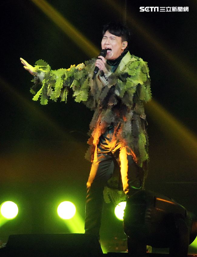 情歌王子張信哲以「未來式」巡迴演唱會，（6）日2度攻進台北小巨蛋，人氣依然強強滾。（記者邱榮吉/攝影）