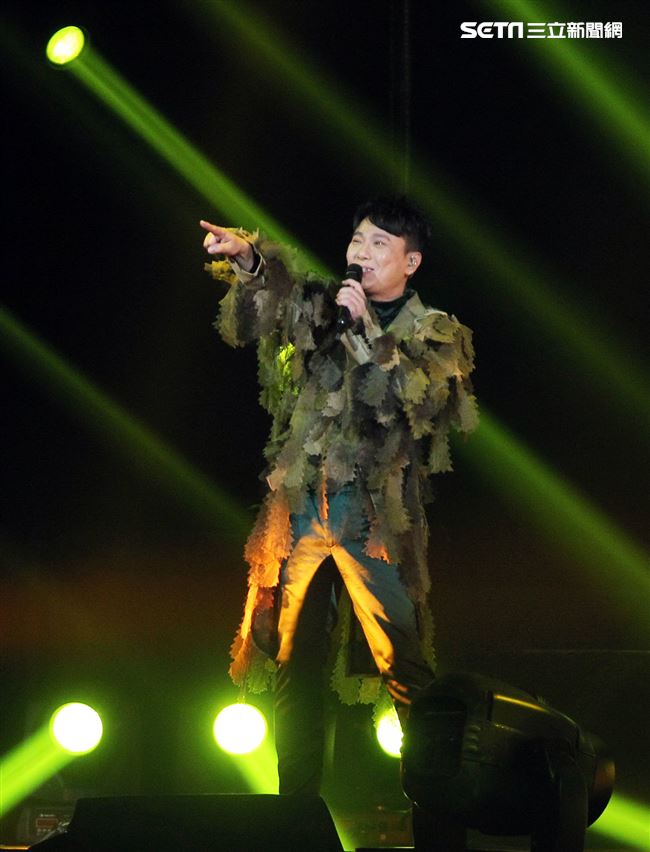 情歌王子張信哲以「未來式」巡迴演唱會，（6）日2度攻進台北小巨蛋，人氣依然強強滾。（記者邱榮吉/攝影）