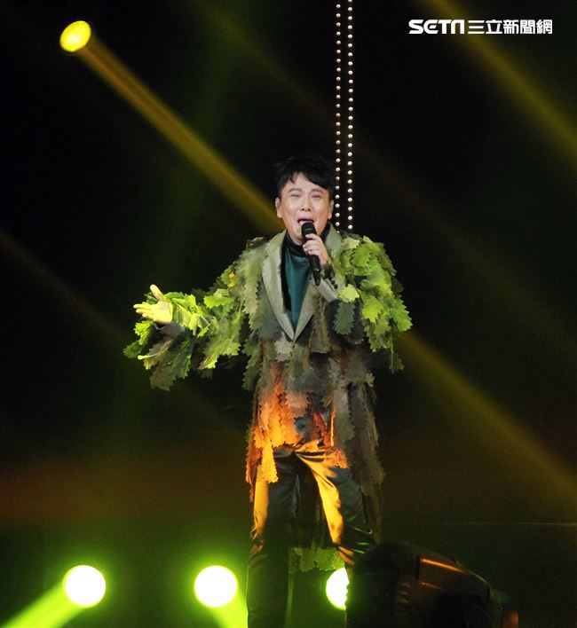 情歌王子張信哲以「未來式」巡迴演唱會，（6）日2度攻進台北小巨蛋，人氣依然強強滾。（記者邱榮吉/攝影）