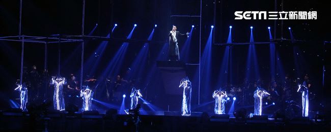 情歌王子張信哲以「未來式」巡迴演唱會，（6）日2度攻進台北小巨蛋，人氣依然強強滾。（記者邱榮吉/攝影）