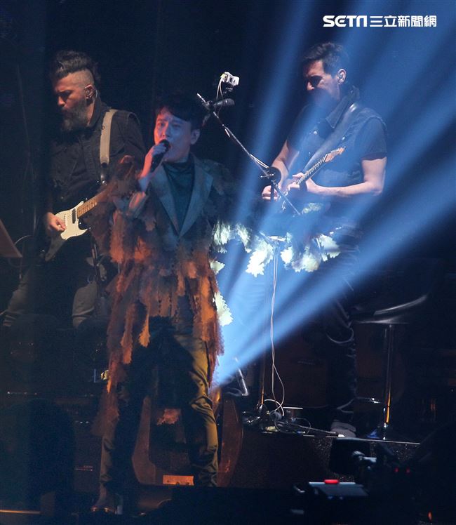 情歌王子張信哲以「未來式」巡迴演唱會，（6）日2度攻進台北小巨蛋，人氣依然強強滾。（記者邱榮吉/攝影）