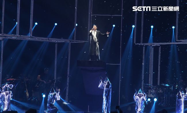 情歌王子張信哲以「未來式」巡迴演唱會，（6）日2度攻進台北小巨蛋，人氣依然強強滾。（記者邱榮吉/攝影）