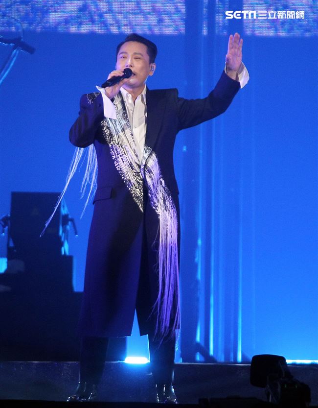 情歌王子張信哲以「未來式」巡迴演唱會，（6）日2度攻進台北小巨蛋，人氣依然強強滾。（記者邱榮吉/攝影）