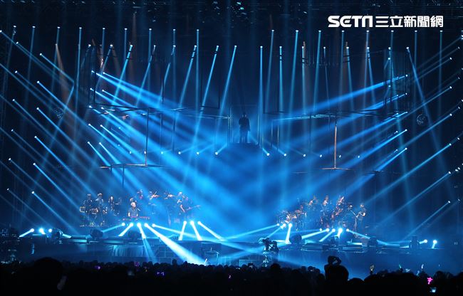 情歌王子張信哲以「未來式」巡迴演唱會，（6）日2度攻進台北小巨蛋，人氣依然強強滾。（記者邱榮吉/攝影）