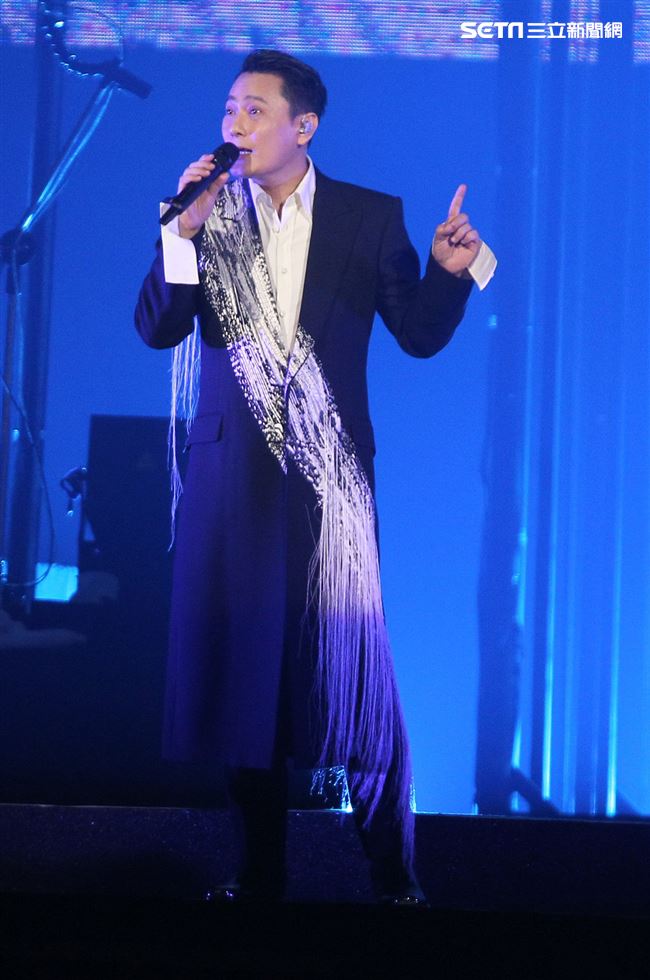 情歌王子張信哲以「未來式」巡迴演唱會，（6）日2度攻進台北小巨蛋，人氣依然強強滾。（記者邱榮吉/攝影）