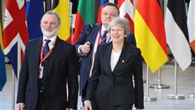 梅伊挺過逼宮赴歐盟峰會尋求支持英國首相梅伊12日暫時度過不信任投票危機，13日下午出席歐盟高峰會尋求支持。中央社記者唐佩君布魯塞爾攝　107年12月13日