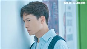 池晟教室外偷看暗戀的學妹。（圖／東森提供）