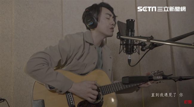 李友廷魅力爆棚　深情自彈自唱