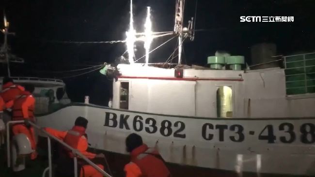 中國漁船「亂石」攻擊！海巡一招逼退