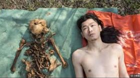 中國,藝術家,父親,骸骨　（圖／翻攝自微博）