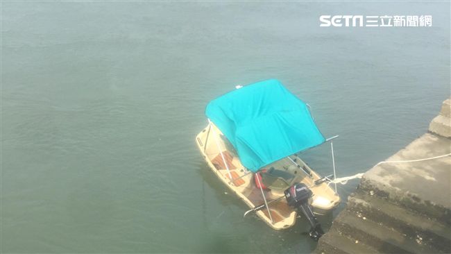 駕駛小艇突翻覆　夫婦自行游上社子島