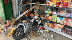 白牌重機車衝進阿婆彎有名的「幹譙阿嬤」柑仔店（圖／翻攝自臉書《重機車友▕ 各區路況、天氣回報中心》）