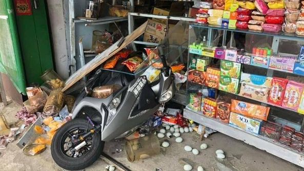 機車疑壓太低…撞爛「幹譙嬤」雜貨店