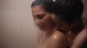 準媳婦愛上未來婆婆，女女戀共浴、激吻越演越烈，網看傻眼。（圖／翻攝CHANGE2561 Youtube）