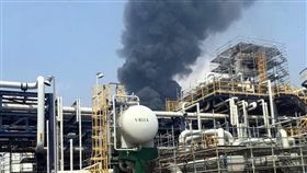 雲林麥寮六輕台化三廠疑氣爆（3）雲林縣麥寮六輕工業區台化芳香烴三廠7日下午發生氣爆案，現場竄出陣陣濃煙，雲林消防局派員趕往搶救中。（民眾提供）中央社記者黃國芳傳真　108年4月7日