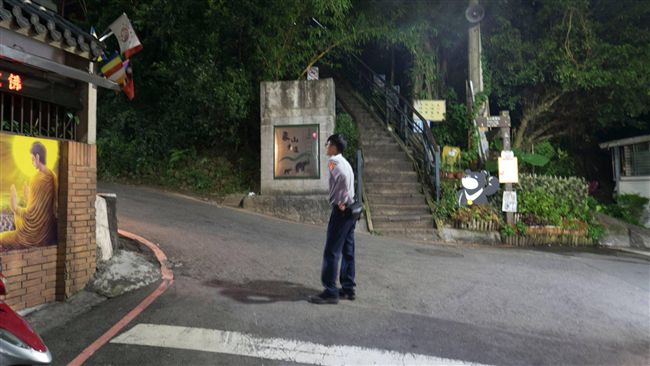 情侶夜遊象山遭搶劫！風衣怪客仍在逃