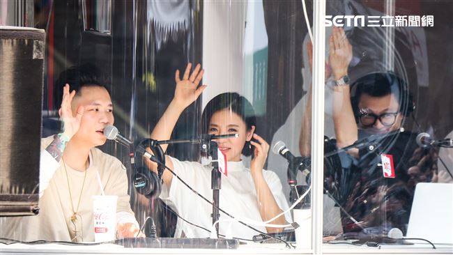 NONSTOP春日音樂祭丁噹與蕭秉治一同上電台直播。（記者林士傑/攝影）