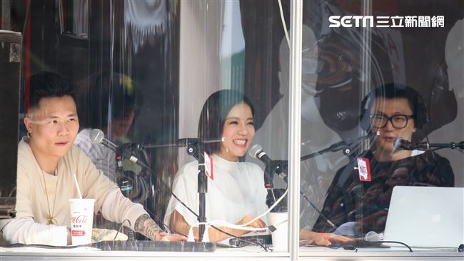 NONSTOP春日音樂祭丁噹與蕭秉治一同上電台直播。（記者林士傑/攝影）