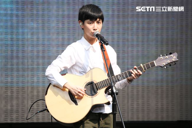 NONSTOP春日音樂祭表演嘉賓魏嘉瑩不插電演出。（記者林士傑/攝影）