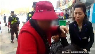 老婦撿鑽石項鍊拒還　竟厚顏要分一半