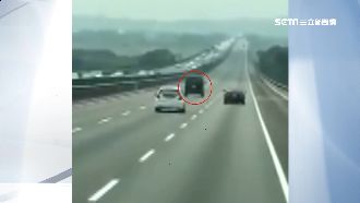 蛇行車國道狂飄移！連撞分隔島繼續開