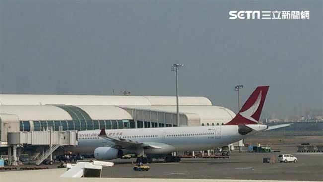 高雄飛港班機傳爆炸聲　半空冒火放油