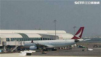高雄飛港班機傳爆炸聲　半空冒火放油