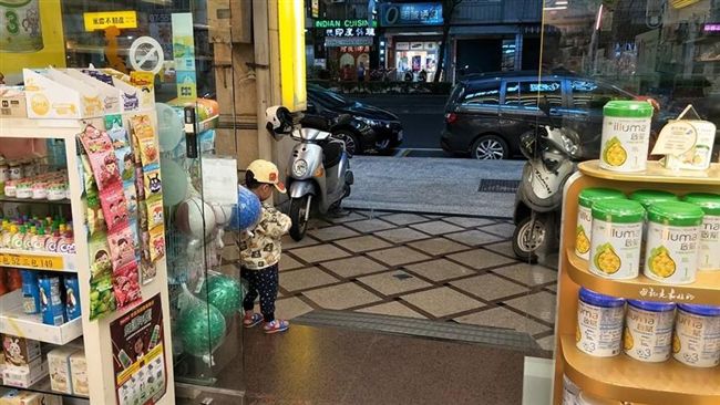 發燒3歲童怕傳染人　父子對話暖炸網