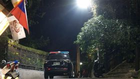 台北市1對年輕男女爬象山到觀景台看夜景時，突遭1名50多歲的風衣男子持刀搶劫700元（翻攝臉書《信義區三兩事》）