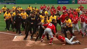 ▲紅人與海盜衝突。（圖／取自美國職棒官網畫面）