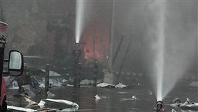 六輕氣爆火勢變小  持續噴水降溫雲林縣麥寮六輕工業區台化芳香烴三廠7日下午發生氣爆，雲林縣消防局8日表示，已加入惰性氣體加壓，將管線內殘存氣體排出殘氣減少，火勢明顯變小，穩定安全消耗中，就像燒瓦斯一樣，並持續噴水降溫，周圍包括固定式及移動式砲塔超過10座噴水中。（雲林縣消防局提供）中央社記者葉子綱傳真  108年4月8日
