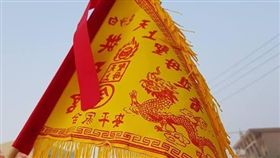 白沙屯媽祖天降「神令旗」　讓扁平足的他「衝到最前線」（圖／翻攝自謝立聖插畫）