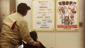 超窩心！兒推失智媽看診　一張圖暖哭上千網友。（圖／急診醫師的眼睛（白永嘉醫師））