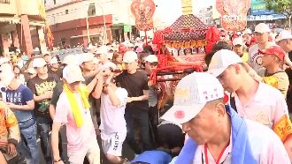 鑾轎暫駐顏清標住家！民眾鑽轎腳祈福