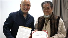 台灣法學專家邵子平拿中國身分證，不滿被取消台戶籍無法享有健保。（圖／翻攝大公報）