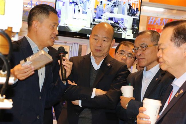 決戰中間選民　柯、韓滿意度都不及格