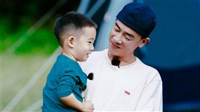 ▲陳小春與兒子Jasper（小小春）一起上真人秀。（圖／翻攝自爸爸去哪兒微博）