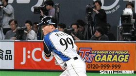 ▲王柏融擊球後跑壘。（圖／記者王怡翔攝影）