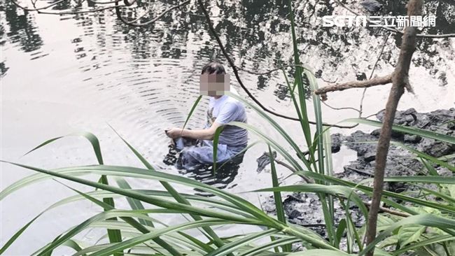 快訊／男跳水輕生卡泥沼　警消急救援