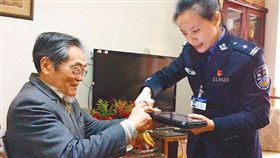 台灣法學專家邵子平因領有中國身分證，被註銷台戶籍超怒。（圖／翻攝微博）