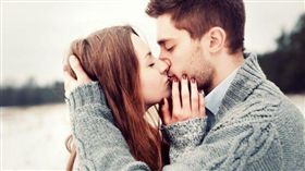 情侶,接吻,親親,戀愛（圖／翻攝自unsplash）