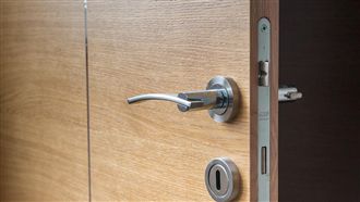 房門遭陌生男撬開！少女靠一句話脫險