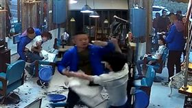 壯男強壓髮型師剃頭（圖／翻攝自微博）