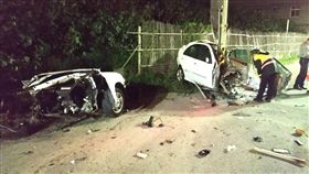 苗栗,車禍,燈桿,斷兩截,車速過快（圖／翻攝畫面）