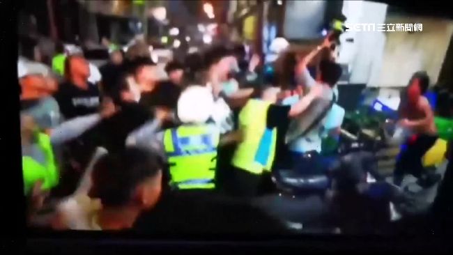 10多人往死裡踹！中天記者遭打爆