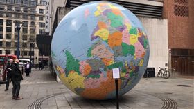 倫敦政經學院藝術品爭議倫敦政經學院的公共藝術品把台灣和中國劃分為不同國家，但遭中國留學生抗議，校方有意更改而引發爭議。中央社記者戴雅真倫敦攝 108年4月8日